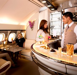 Die neue A380-Lounge: Emirates trennt sie mit geräuschdämpfenden Vorhängen von den anderen Kabinenbereichen ab.