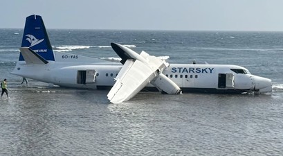 Die Fokker 50 nach der Notlandung: Niemand kam bei dem Unglück ums Leben.