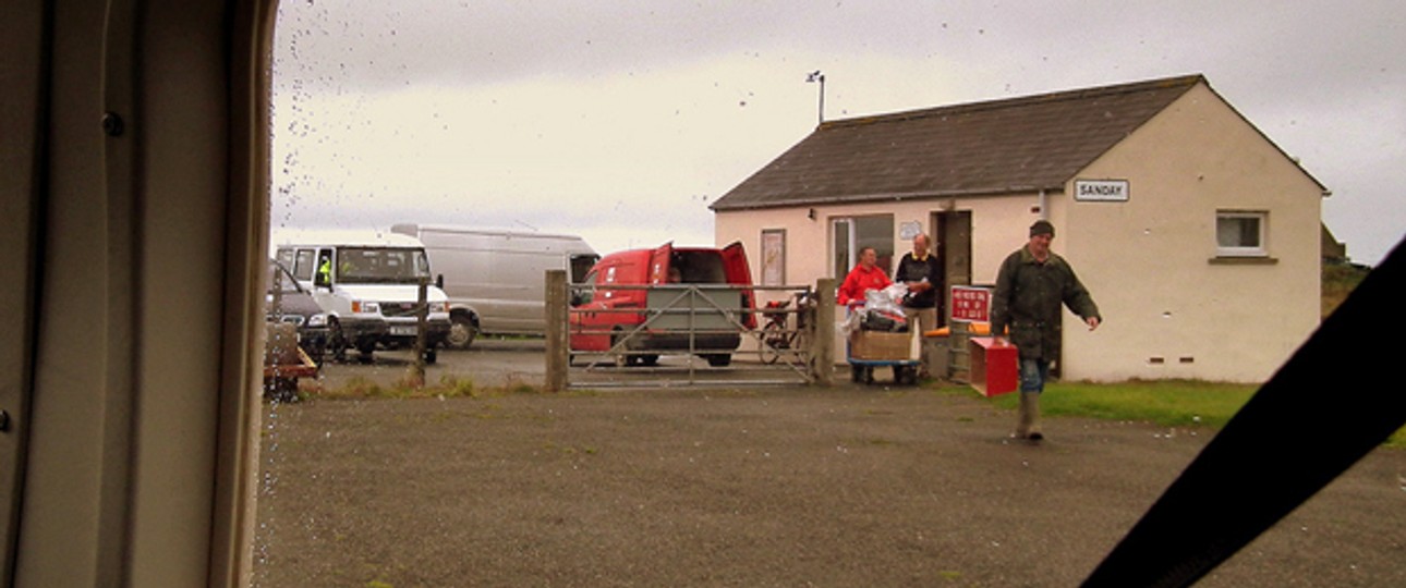 Flughafen von Papa Westray: Regelmäßige Flüge.