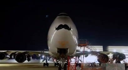 Boeing 747 mit Schnurrbart: Botschaft zum Movember.