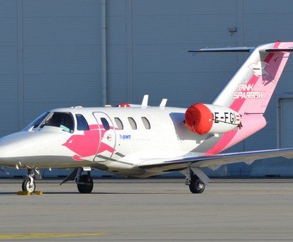 Cessna 525 Citation von Pink Sparrow: Fliegt PCR-Tests zwischen Linz sowie München und Rotterdam.