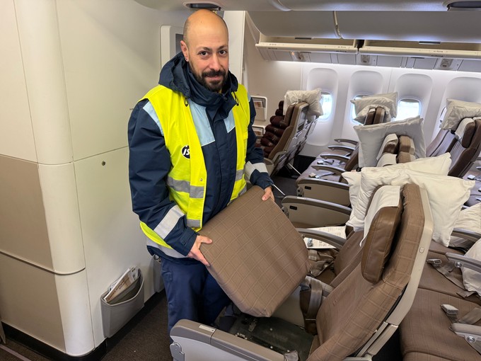 Filipe Ribeiro führt den Kabinencheck durch – dabei wird sogar unter den Sitzpolstern kontrolliert.