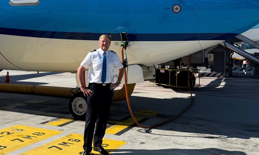 König Willem Alexander vor einer Boeing 737 von KLM: Der König fliegt zwei bis dreimal pro Monat.