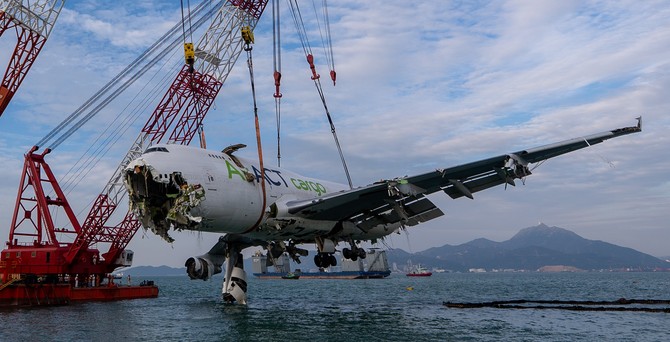 Die Bergung des Rumpfes der Boeing 747 F von Air ACT: Die Teile dienen der Ermittlung.