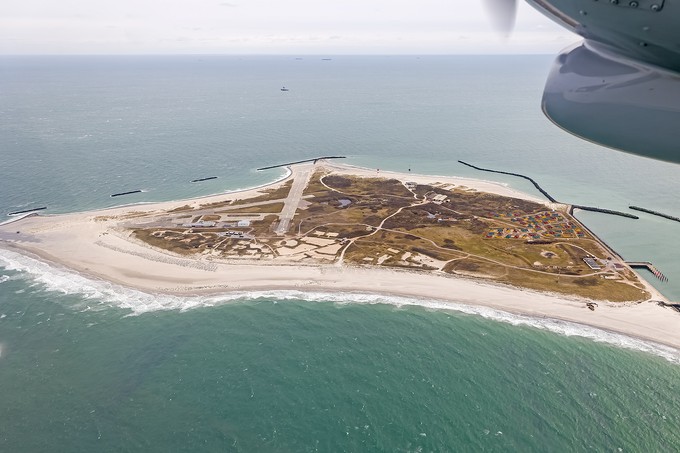 Der Flugplatz mit drei kurzen Pisten liegt auf Helgoland-Düne.