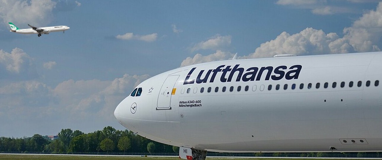 Ein Airbus A340-600 von Lufthansa und einer von Mahan Air (Montage): Zwei der wenigen Betreiber.