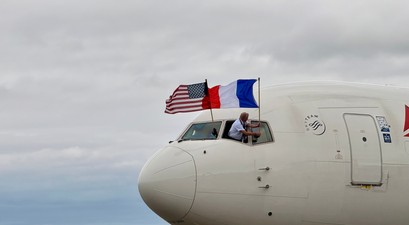 Kapitän Jim Butterworth befestigt Flagge der USA und Frankreichs außen am Cockpit: Flug mit Veteranen in die Normandie.