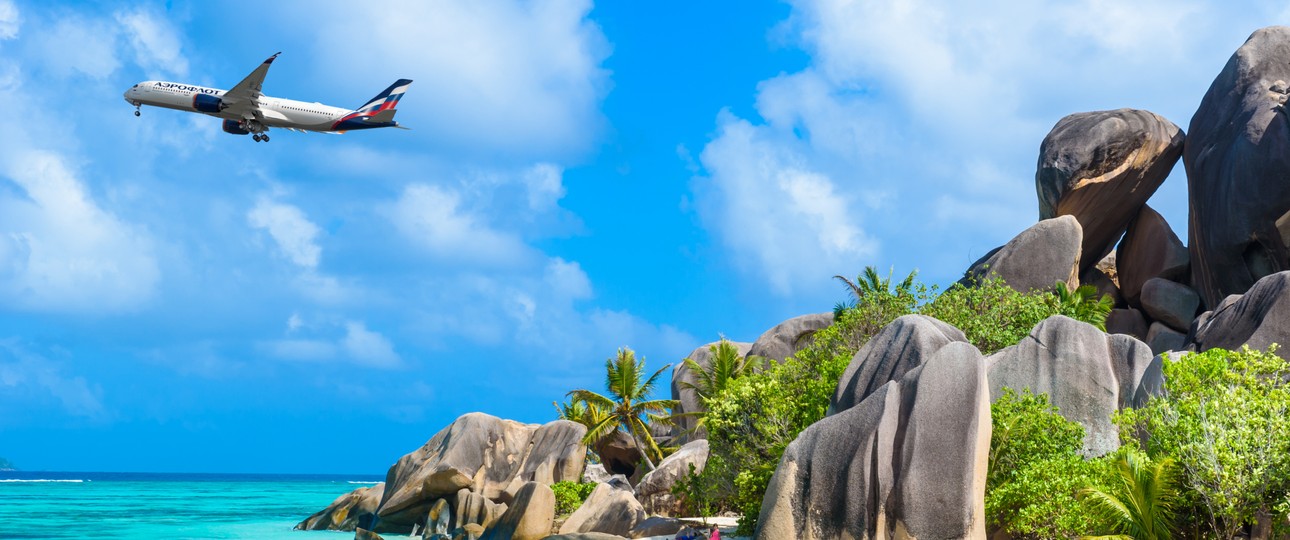 Airbus A350 über Seychellen-Strand: Dieses Modell setzt Aeroflot ein.