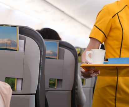 Flugbegleiterin bei der Arbeit: Der Job hat seine Schattenseiten.