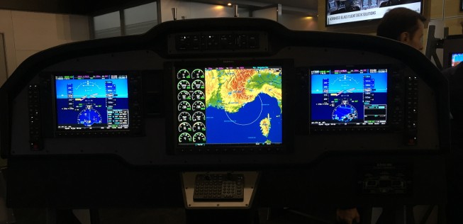 Garmin zeigt sein neues Avioniksystem. Das Glascockpit soll in viele Businessjets eingebaut werden.