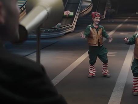 Weihnachtsspot 2025 von Aena: Elfen spielen eine zentrale Rolle.