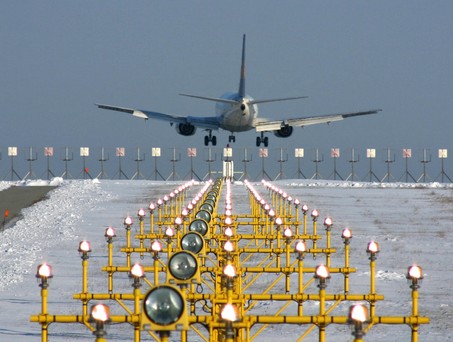 Schnee am Flughafen Wien: Aktuell Mal liegt viel mehr davon als auf diesem Bild.