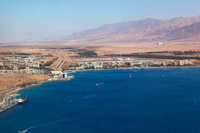 Im Endanflug auf den alten Flughafen von Eilat – rechterhand ist auch der jordanische Flughafen von Aqaba sichtbar.