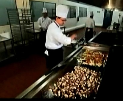 An Riesengrills braten die Köche das Fleisch.