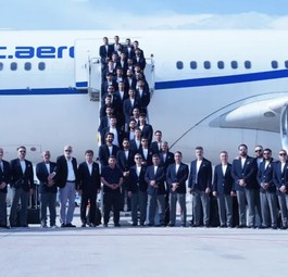 Das iranische Nationalteam vor dem Flugzeug von USC: Reise zur WM nach Mexiko.