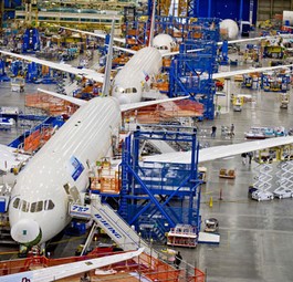 Dreamliner bei der Produktion: Verzögerungen könnten die Folge der Probleme sein.