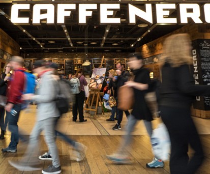 Café in Heathrow: Flughafen, Einzelhändler und Gastronomen wollen Müll vermeiden.