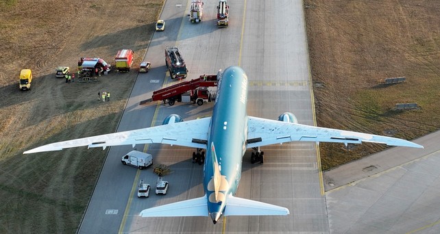 Die stehen gebliebene Boeing 787 von Vietnam Airlines nach der Landung in München: Die Blackbox wird ausgewertet.