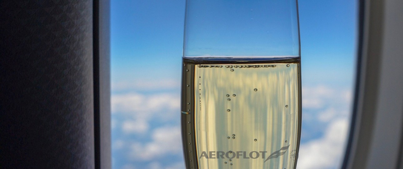 Champagner in Aeroflot-Glas: Durstige Gäste.