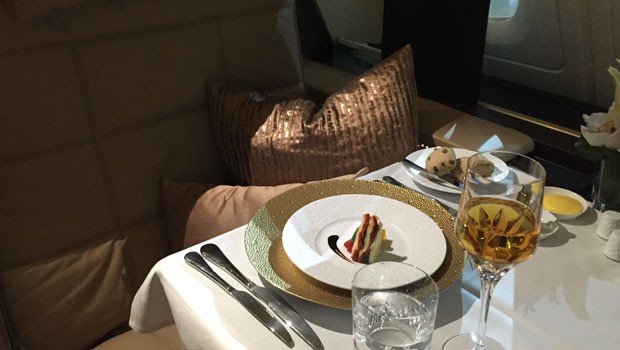 Im Außenbereich gibt es wie in der First Class eine Minibar und eine Sitzgelegenheit. Dieser Bereich ist in etwa so groß wie ein Zugabteil. Er ist nur durch eine schulterhohe Wand vom Gang abgetrennt.