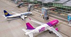 Flugzeuge von Ryanair und Wizz Air am Flughafen Wroclaw: Laut einer DLR-Analyse bietet Wizz Air die durchschnittlich günstigsten Preise.