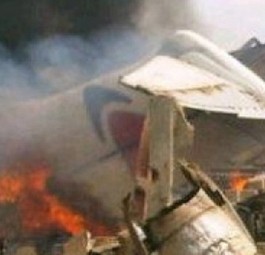 Bild der Unfallstelle: Flammen und Rauch steigen aus dem Wrack.