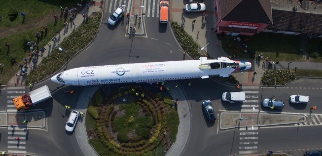 Auf dem Weg ins Museum: Die Tu-154 ist fast zu groß für die Straße.
