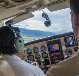 Zwei Personen in einem Kleinflugzeug: IOn den USA sollen mehr Flugschulen Prüfungen abnehmen dürfen.