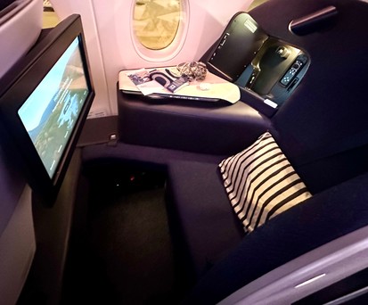 Der Sitz von Finnair kommt fast ohne Elektronik aus.