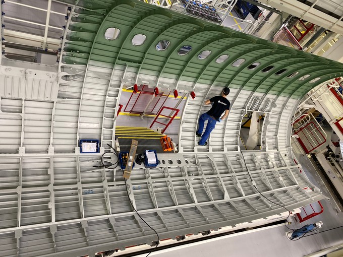 In Hangar 245 im Airbus-Werk Finkenwerder werden die hinteren Rumpfsektionen der Airbus A321 LR zusammengebaut.