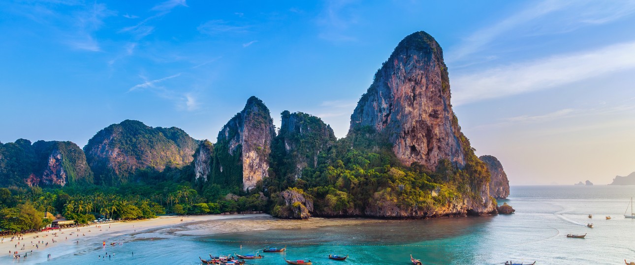 Longtailboote in der Bucht von Krabi