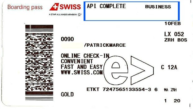 Unser Passagier fliegt Business. Der Vermerk API Complete (Advanced Passenger Information) bedeutet, dass die nötigen Passdaten für den Flug in die USA komplett sind. Wären die Daten das nicht, könnte das Ticket nicht gedruckt werden.