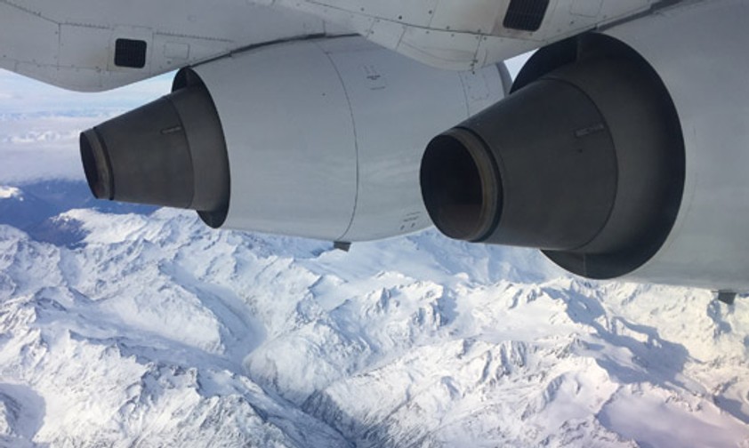 Flug über die Alpen: Mit dem Zug ist man bald schneller von der Nord- in der Südschweiz.