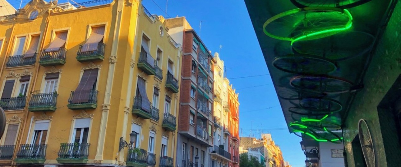 Cooles Quartier in Valencia: Letzte Sonnenstrahlen streicheln die Calle de Cuba im Viertel Ruzafa.