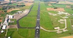 Aéroport de Châteauroux-Centre: Kleiner Flughafen mit langer Piste.