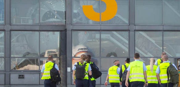 Bei Lufthansa Technik in Hamburg, wo der A350 zum Regierungsflieger hochgerüstet wurde, bekam Personal der Flugbereitschaft bereits erste Einführungen auf den neuen Jet.