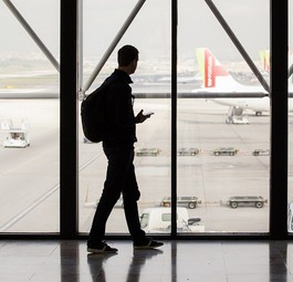 Passagier im Terminal des Flughafens Lissabon: Der Flughafen soll für 233 Millionen Euro modernisiert werden.