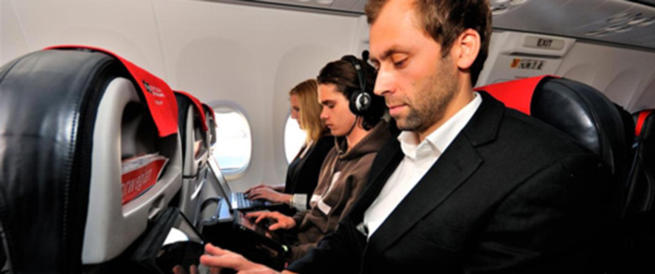 Passagiere mit Handys und Laptop: Keine Seltenheit mehr