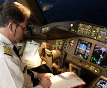 Pilot im Cockpit: Ruhepausen sind unerlässlich