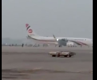 Die entführte Boeing 737 in Chittagong: Der Zwischenfall ging glimpflich aus.