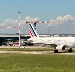 Airbus A321 von Air France in Marseille: Die Flüge nach Lyon dürfen bleiben - vorerst.