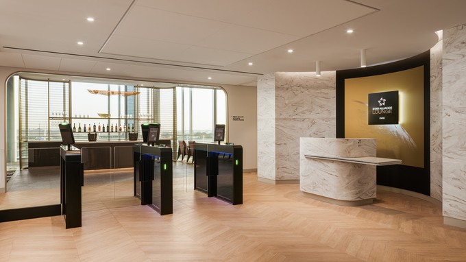 Vom Eingangsbereich aus ist die Welcome Bar der Lounge zu sehen.