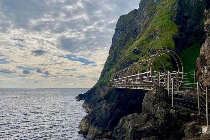 Der Gobbins Cliff Path nordöstlich von Belfast