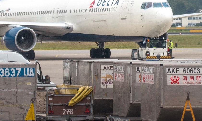 Frachtcontainer vor einer Boeing 767: Frachtkapazitäten brachen mit dem Wegfall von Passagierfliegern weg.