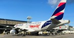 Der Airbus A319 von Latam mit der Bekelbung zu Rock in Rio 2026: Die Airline ist Sponsor und zeigt das.