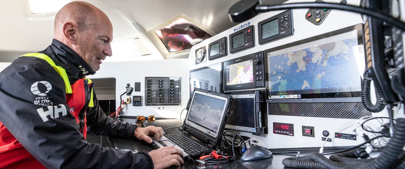 Ari Huusela in seinem Vendée-Globe-Segelboot: Alleine an Bord, keine Stopps an Land erlaubt.