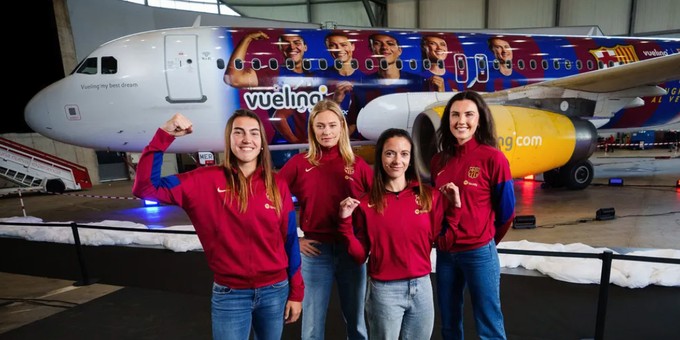Spielerinnen des Clubs vor dem Flugzeug.