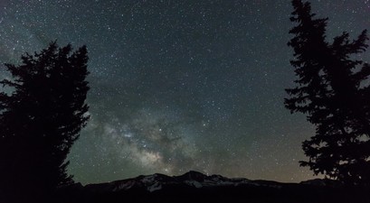 Nachthimmel in den Bergen Colorados: 1982 wurde ein Mann gerettet, weil in einem Passagierflugzeug jemand die SOS Zeichen erkannte.