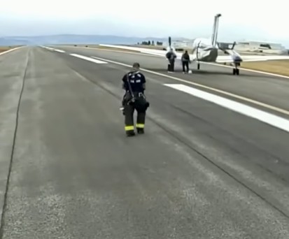 Beechcraft King Air mit der Kennung N479BR: Die beiden Insassen steigen unverletzt aus dem Flugzeug.