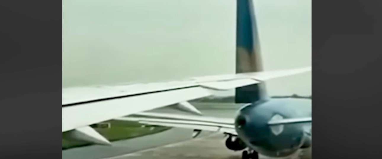 Der Moment der Bodenkollision: Die Boeing 787 von Vietnam Airlines trifft den A321.